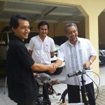 Ajak Sukseskan Program Bekasi Bike To Work, Syaikhu Bagi-bagi Sepeda Kepada Wartawan