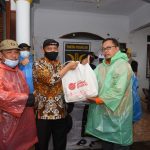 Di Tengah Hujan Gerimis, Presiden PKS Berikan Bantuan Korban Banjir di Bekasi